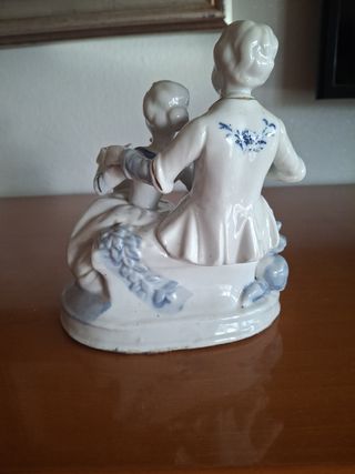 Ceramica coppia con strumenti musicali