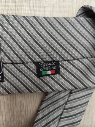 Corbata Juargis  gris con rayas