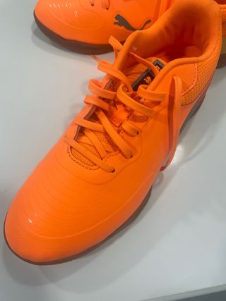 Zapatillas de fútbol sala Puma naranjas