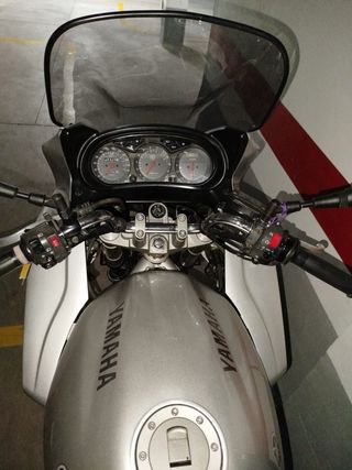 Yamaha 900 Plata con Baúl 46.900 kilómetros