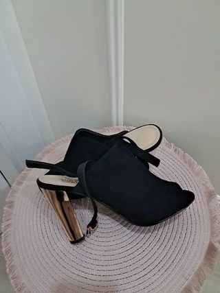 Zapatos de tacón negros y dorados