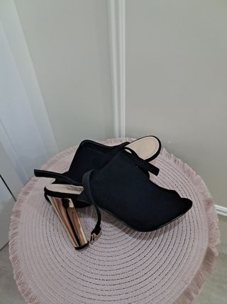 Zapatos de tacón negros y dorados