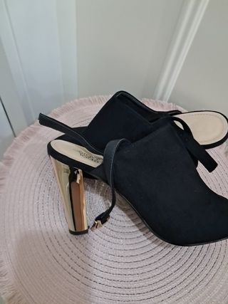 Zapatos de tacón negros y dorados