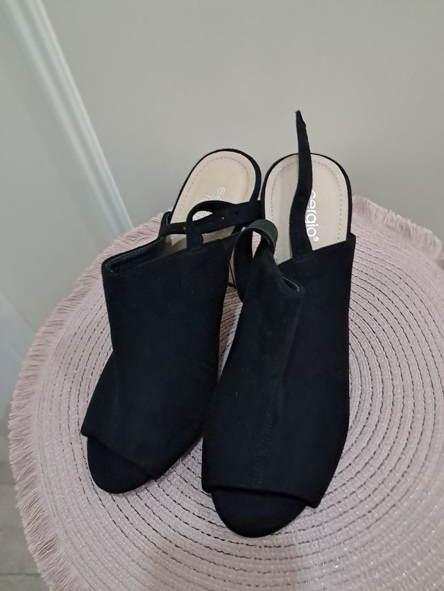 Zapatos de tacón negros y dorados