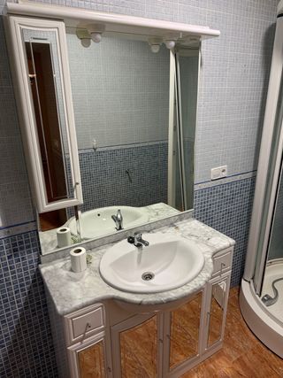 Mueble de baño con espejo y lavabo