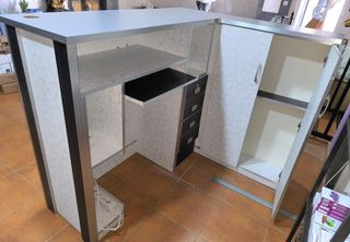 Mueble de recepción plateado y blanco