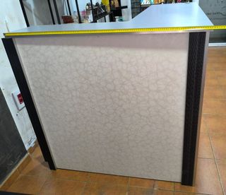 Mueble de recepción plateado y blanco