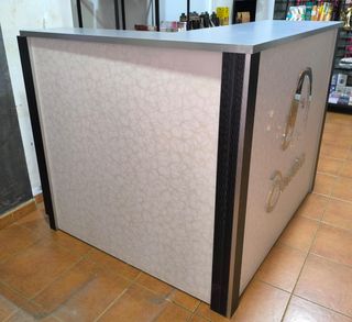 Mueble de recepción plateado y blanco