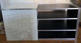Mueble de recepción plateado y blanco