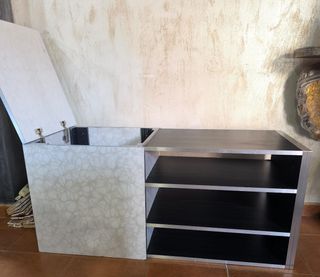 Mueble de recepción plateado y blanco