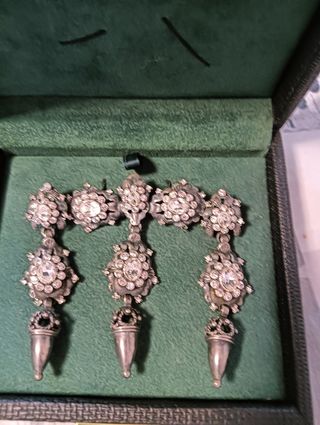 Conjunto Baturra Pendientes y Sofocante