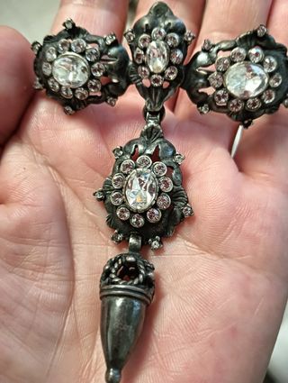 Conjunto Baturra Pendientes y Sofocante