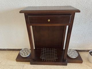Mueble recibidor de madera con bases para paraguas
