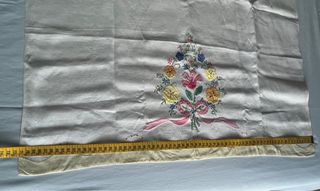 Telo in lino ricamato con fiori