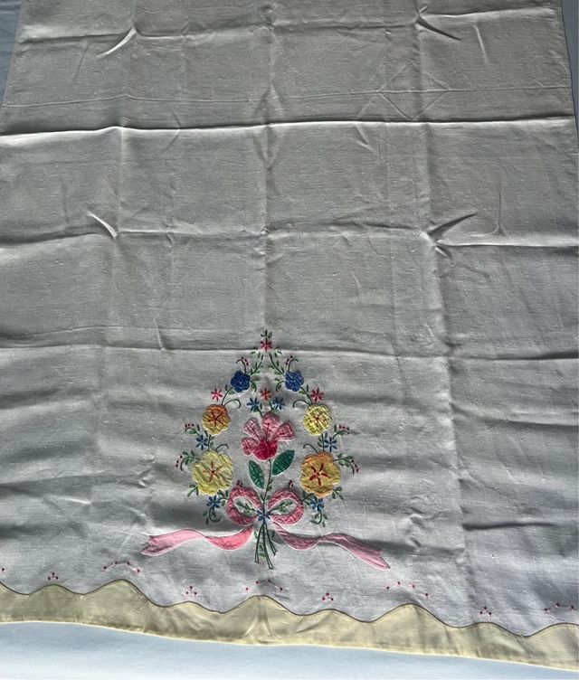 Telo in lino ricamato con fiori