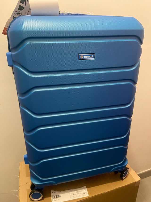 Maleta Benzi mediana rígida azul sin estrenar
