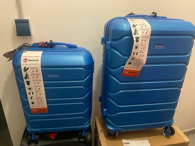 Maleta Benzi mediana rígida azul sin estrenar