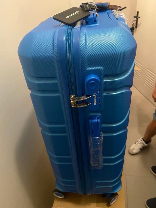 Maleta Benzi mediana rígida azul sin estrenar