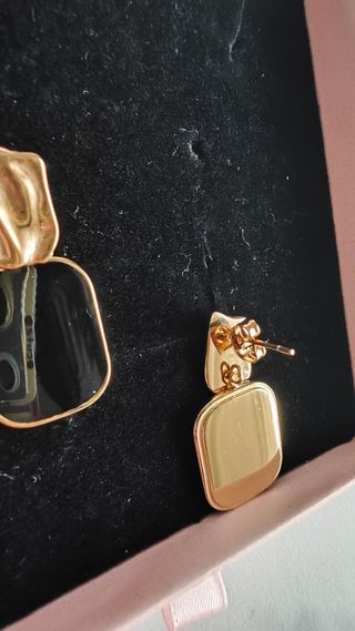 Pendientes dorados y negros acero