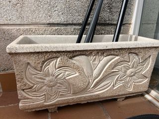 3 Jardineras de hormigón con diseño floral.