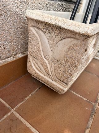 3 Jardineras de hormigón con diseño floral.