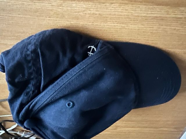 Gorra azul marino con ancla para niño