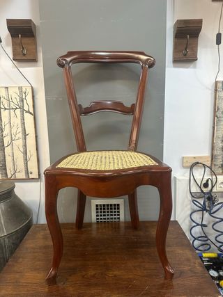 Silla antigua en madera caoba y rejilla