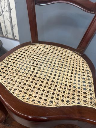 Silla antigua en madera caoba y rejilla