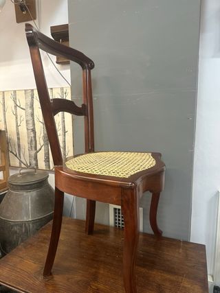 Silla antigua en madera caoba y rejilla