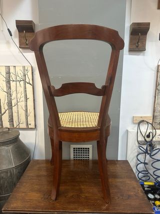 Silla antigua en madera caoba y rejilla