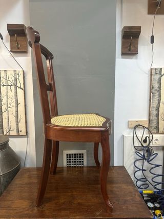 Silla antigua en madera caoba y rejilla