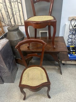 Silla antigua en madera caoba y rejilla