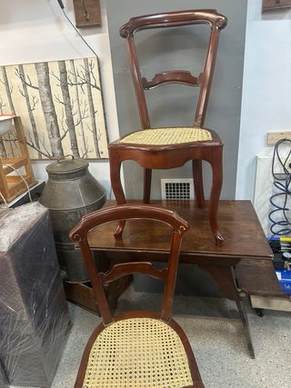 Silla antigua en madera caoba y rejilla