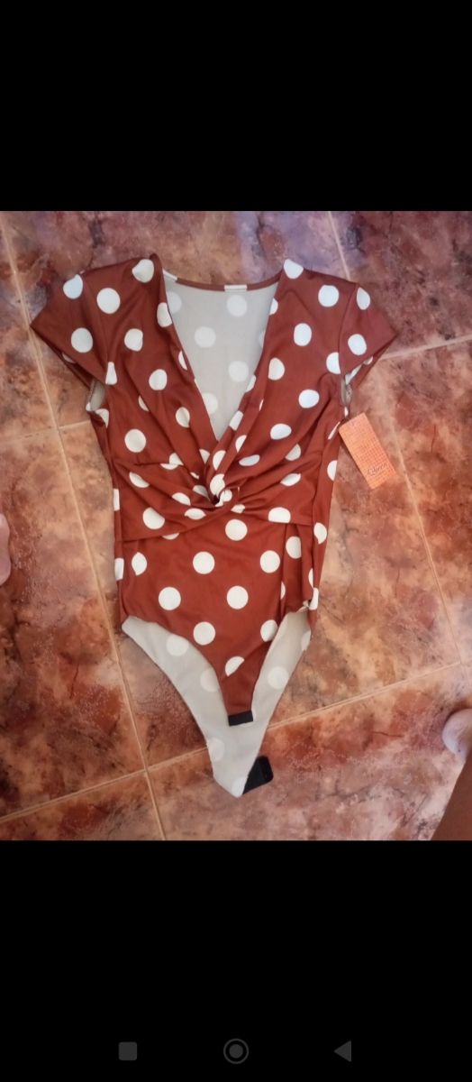 Body lunares marrón y blanco