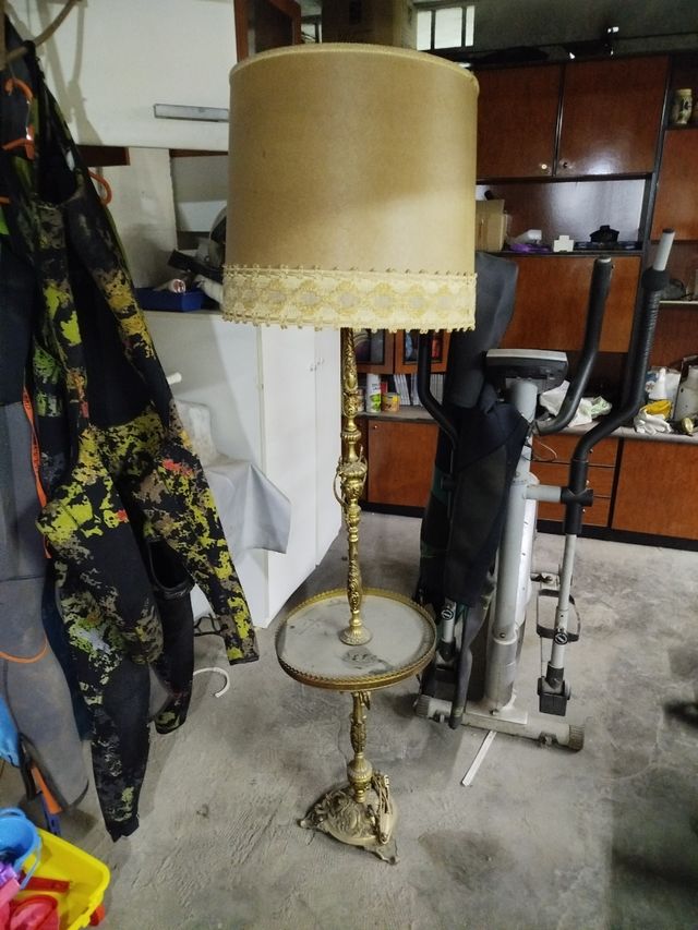 Lámpara de pie antigua dorada