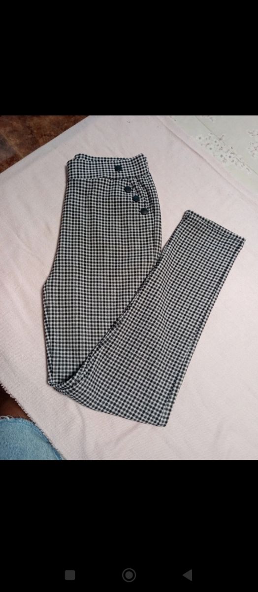 Pantalones de cuadros blancos y negros