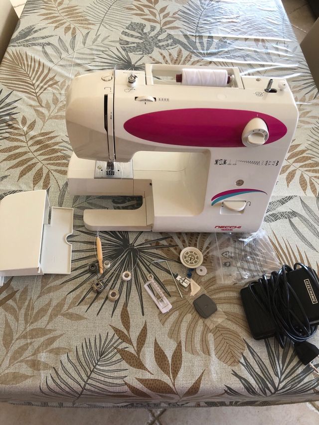 Macchina da cucire Necchi N82