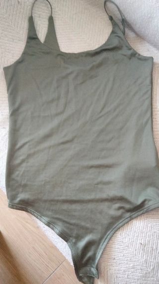 Body verde oliva con tirantes