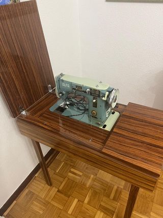 Máquina de coser antigua Alfa