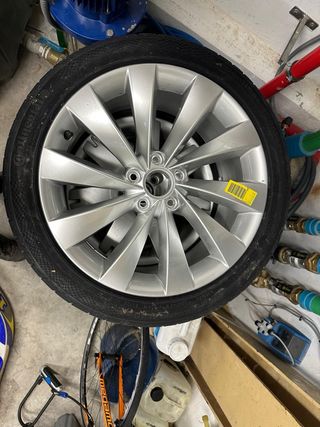 Llanta Original para VW con Neumático Continental