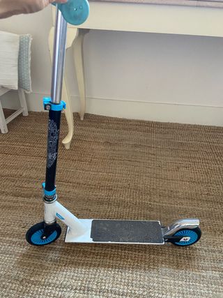 Patinete infantil blanco y azul