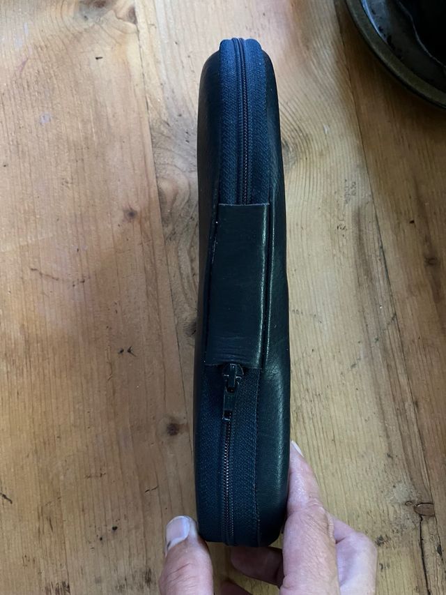 Ciabatte da viaggio nere compatte salvaspazio.