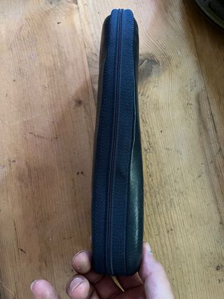 Ciabatte da viaggio nere compatte salvaspazio.