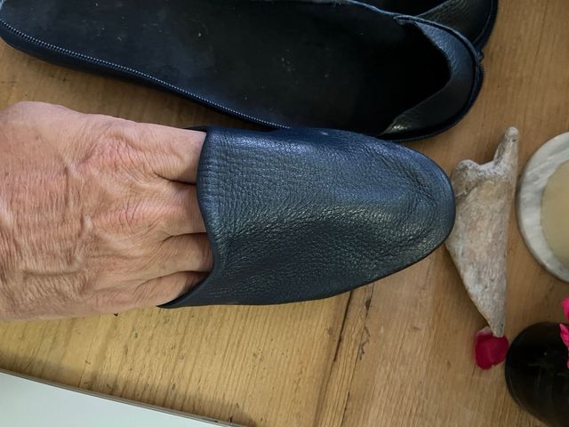 Ciabatte da viaggio nere compatte salvaspazio.