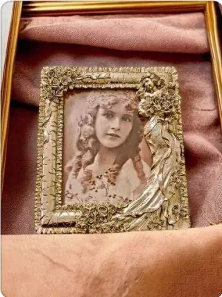 Cornice portafoto ricca e decorata