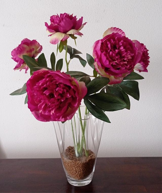 Jarrón de cristal con flores rosas