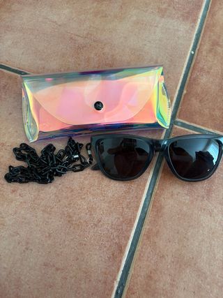 Gafas de sol Hawkers con funda y cadena de segunda mano por 30 EUR