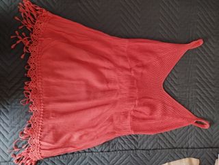 Camiseta de tirantes naranja salmón.