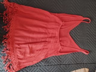 Camiseta de tirantes naranja salmón.