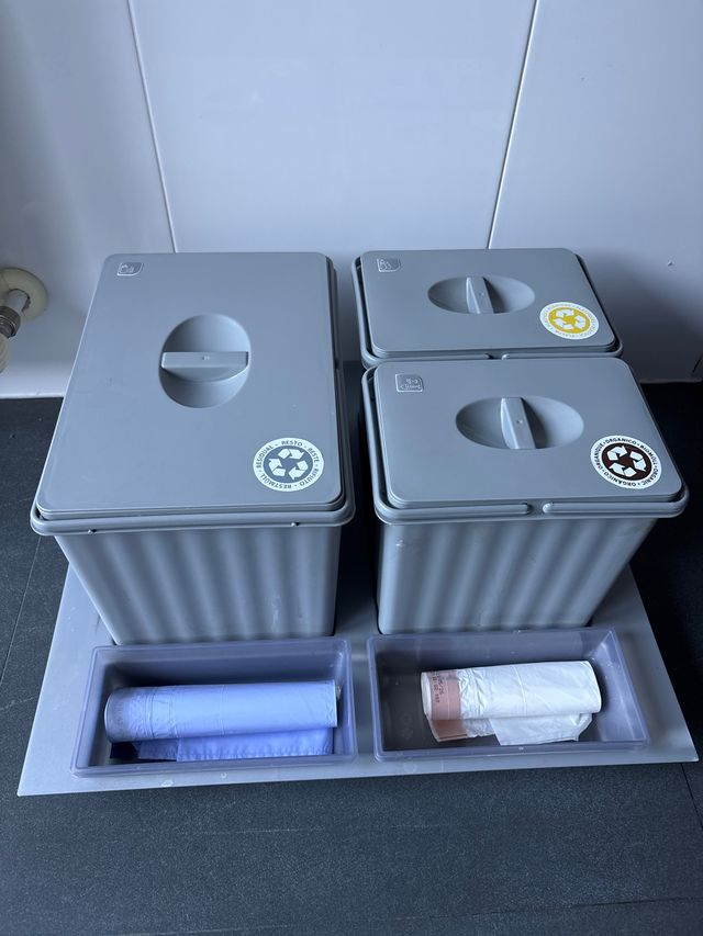 Cubos de basura reciclaje gris